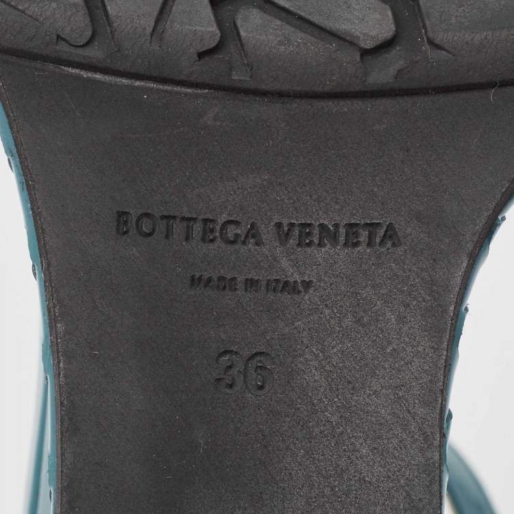 مملوكة مسبقًا Bottega Veneta Blue Intrecciato Patent Leather Wedge Ankle Strap Sandals Size 36