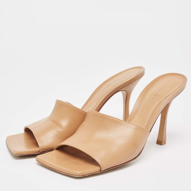 مملوكة مسبقًا Bottega Veneta Beige Leather Stretch  Sandals Size 39.5