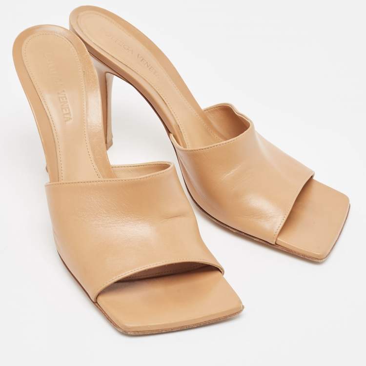مملوكة مسبقًا Bottega Veneta Beige Leather Stretch  Sandals Size 39.5
