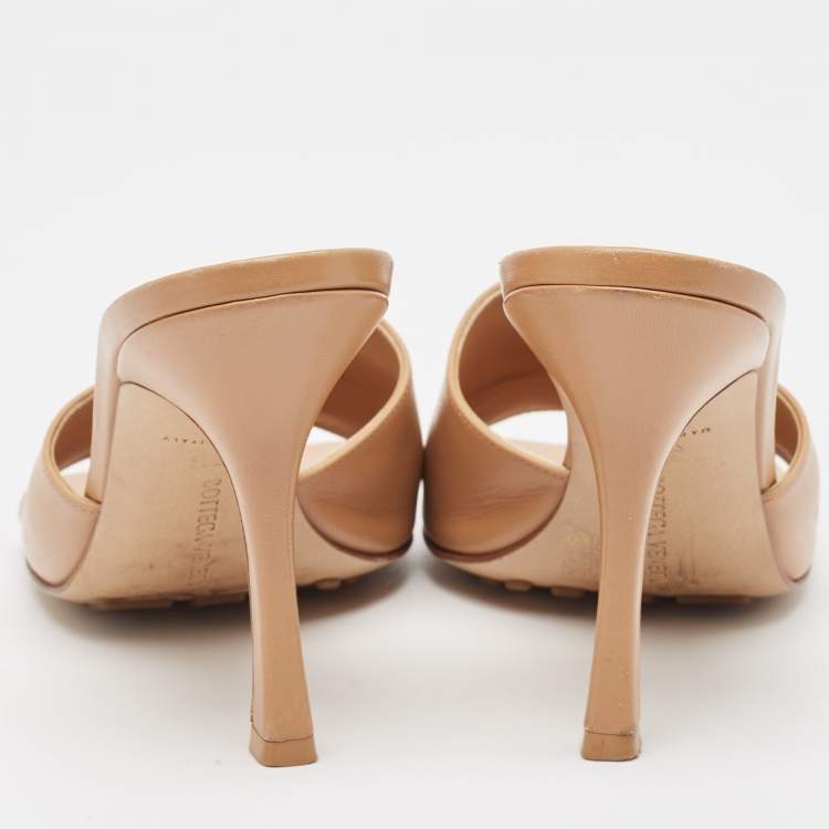 مملوكة مسبقًا Bottega Veneta Beige Leather Stretch  Sandals Size 39.5
