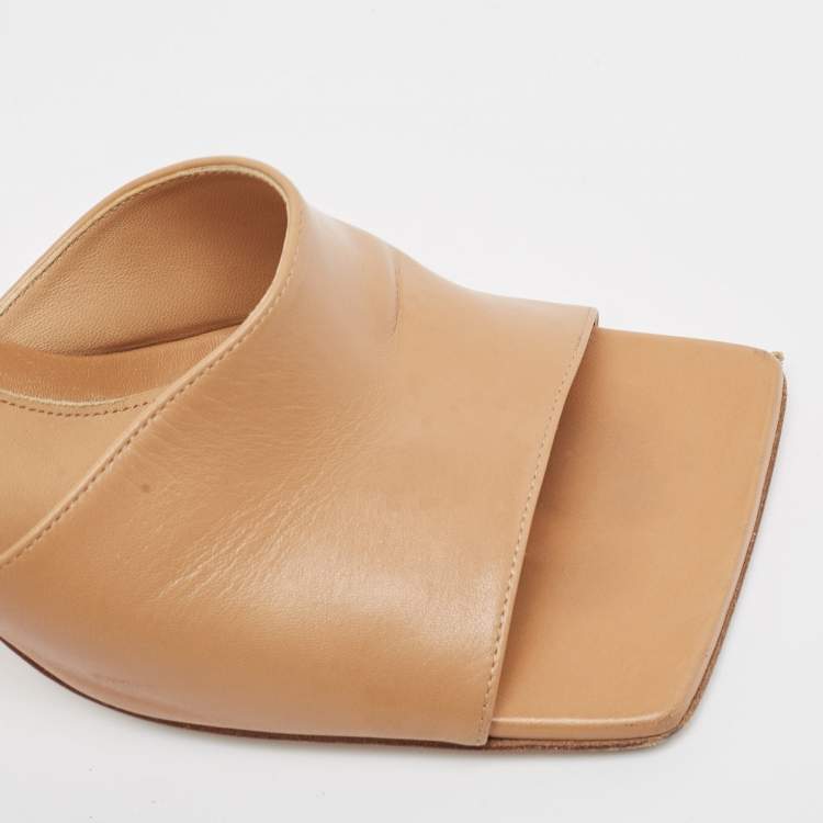 مملوكة مسبقًا Bottega Veneta Beige Leather Stretch  Sandals Size 39.5