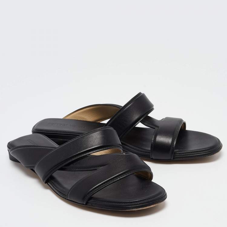 Pre Owned Bottega Veneta Black Leather The Band Slide Flats Size 40.5
