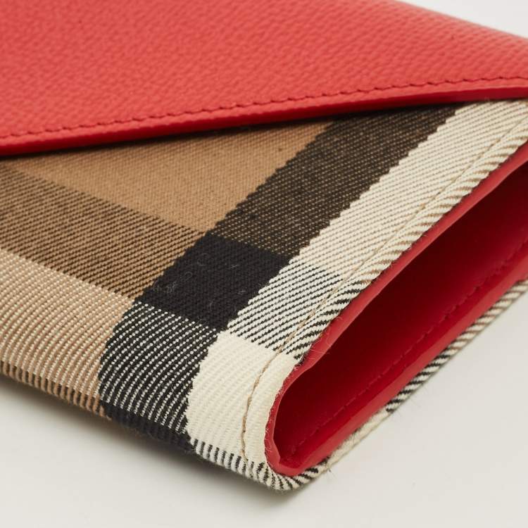 مملوكة مسبقًا Burberry Halton Red/Beige Leather and House Check Canvas Continental Wallet