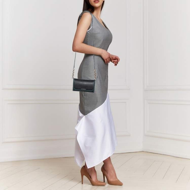 مملوكة مسبقًا Burberry Black Leather Wallet on Chain