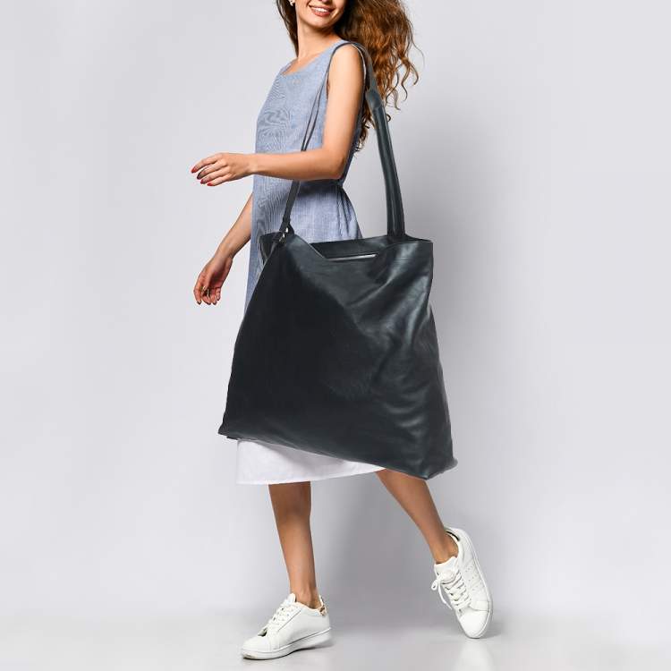 Pre Owned Burberry Black Embossed Leather New Flat Bag