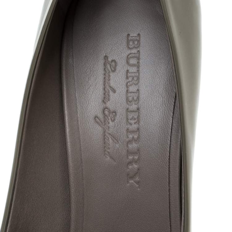 Pre Owned Burberry Grey Patent Leather Finsbury Bow Pointed Toe Pumps Size 40