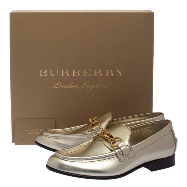 Pre Owned Burberry Metallic Gold Leather Solway Chain Detail Slip On Loafers Size 39.5