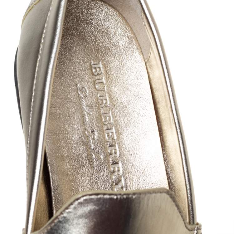Pre Owned Burberry Gold Leather Solway Chain Detail Slip On Loafers Size 39