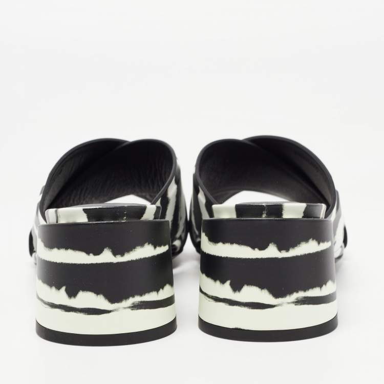 Pre Owned Burberry White/Black Leather Castlebar Slides Size 36.5