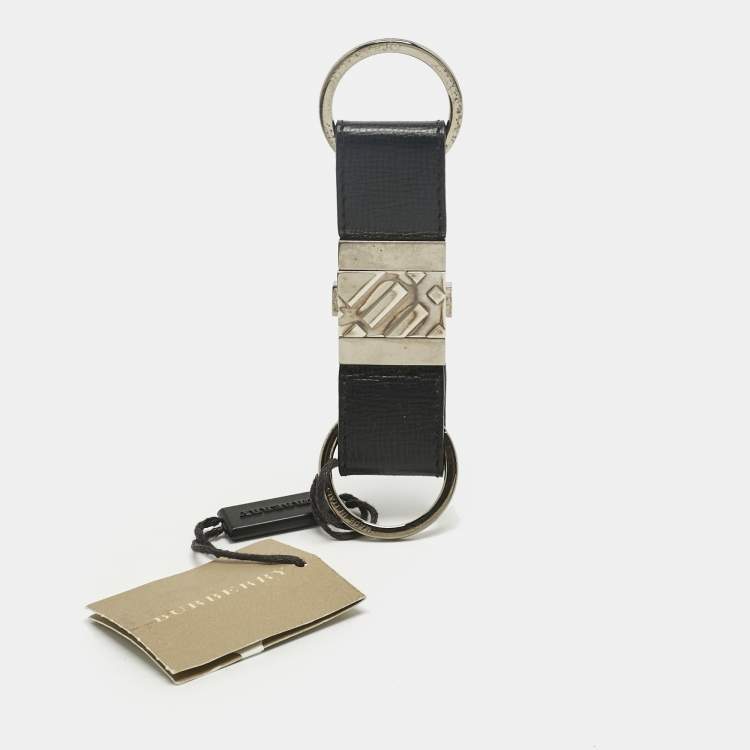مملوكة مسبقًا Burberry Black/Silver Tone Leather Check Valet Keychain