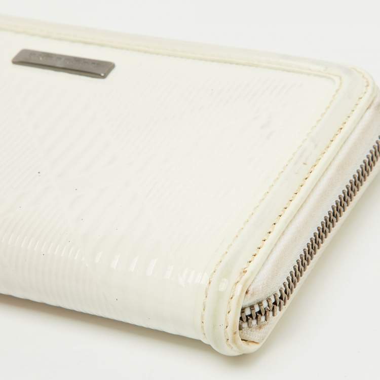 Pre Owned Burberry White Check Embossed Patent Leather Zip Round Wallet