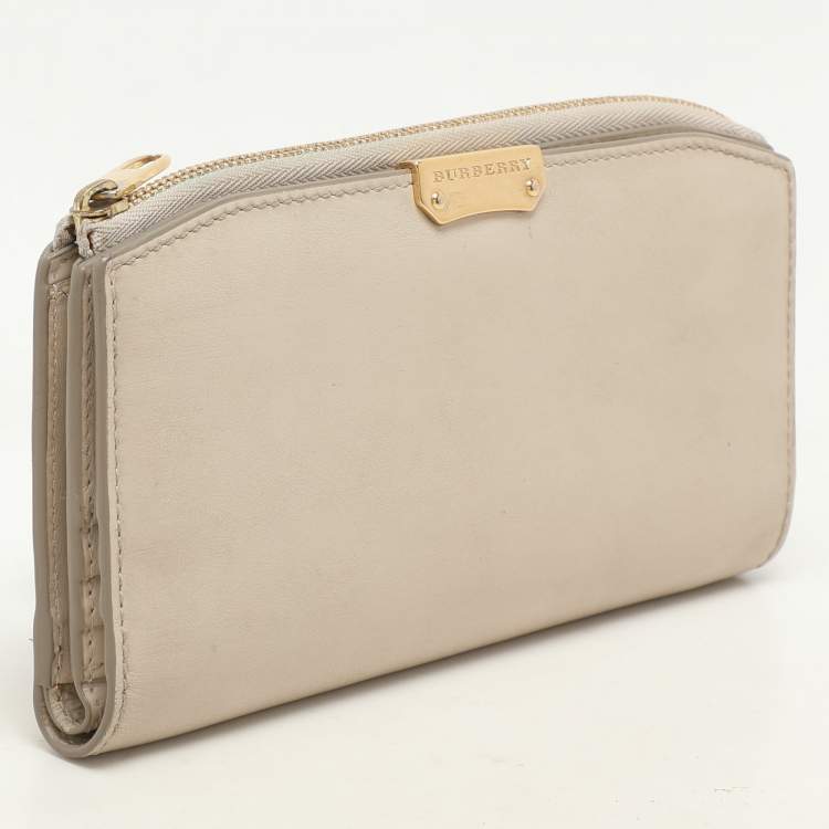 Pre Owned Burberry Cream Leather Zip Around Bifold Wallet