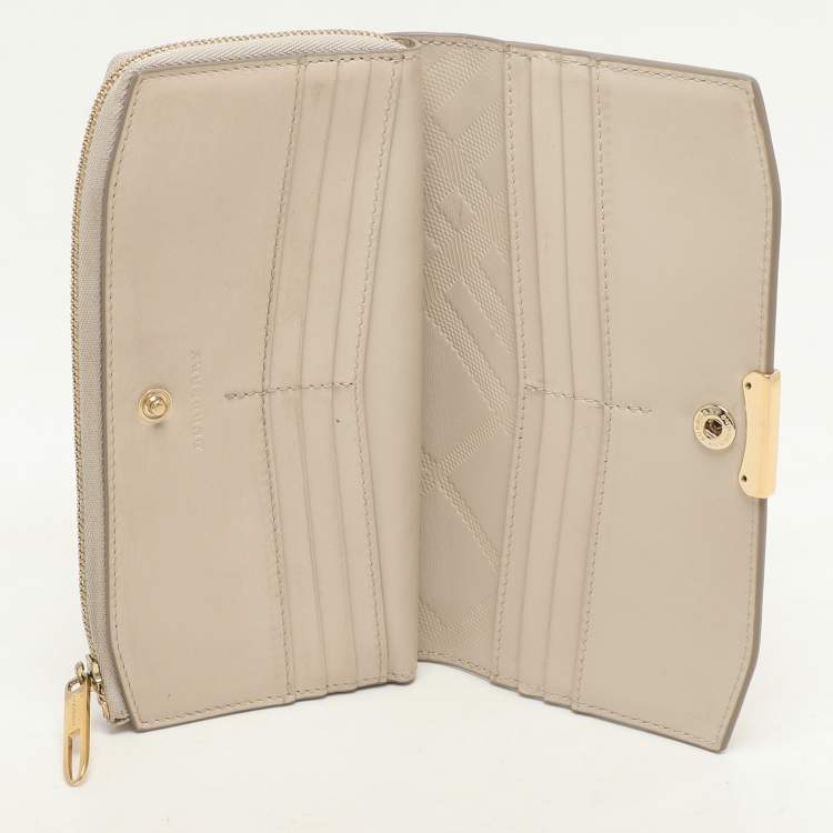 Pre Owned Burberry Cream Leather Zip Around Bifold Wallet