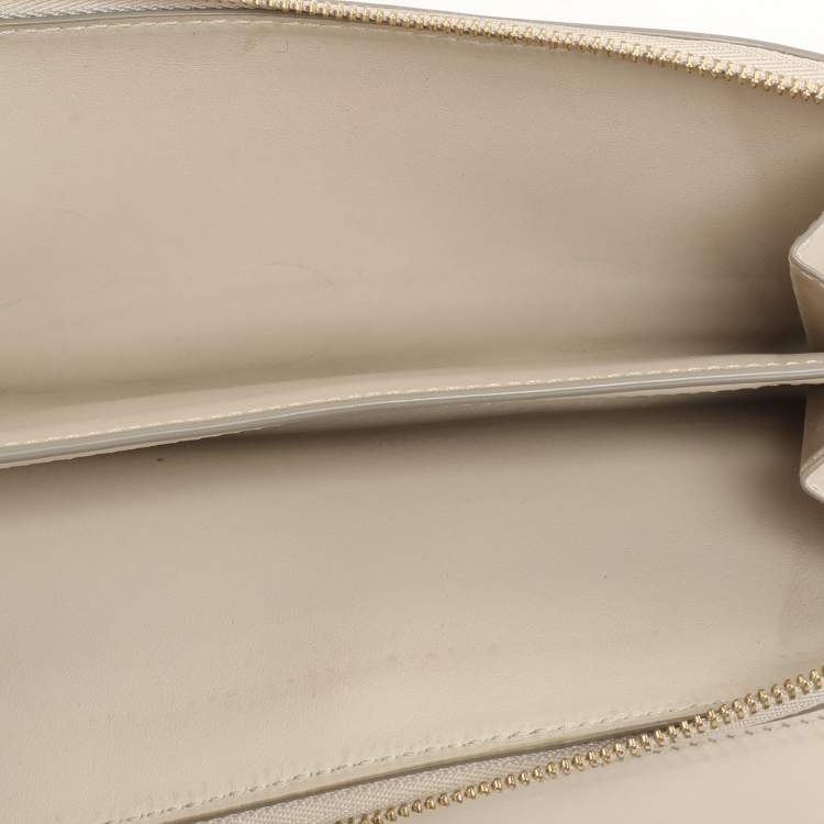 Pre Owned Burberry Cream Leather Zip Around Bifold Wallet