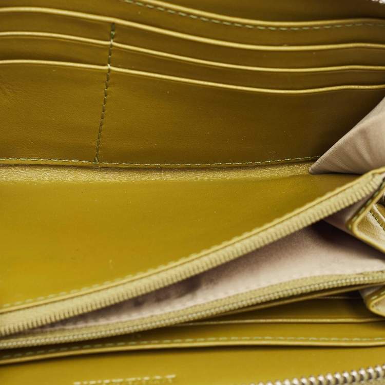 Pre Owned Burberry Olive Green/Beige Nova Check PVC and Patent Leather Zip Around Wallet