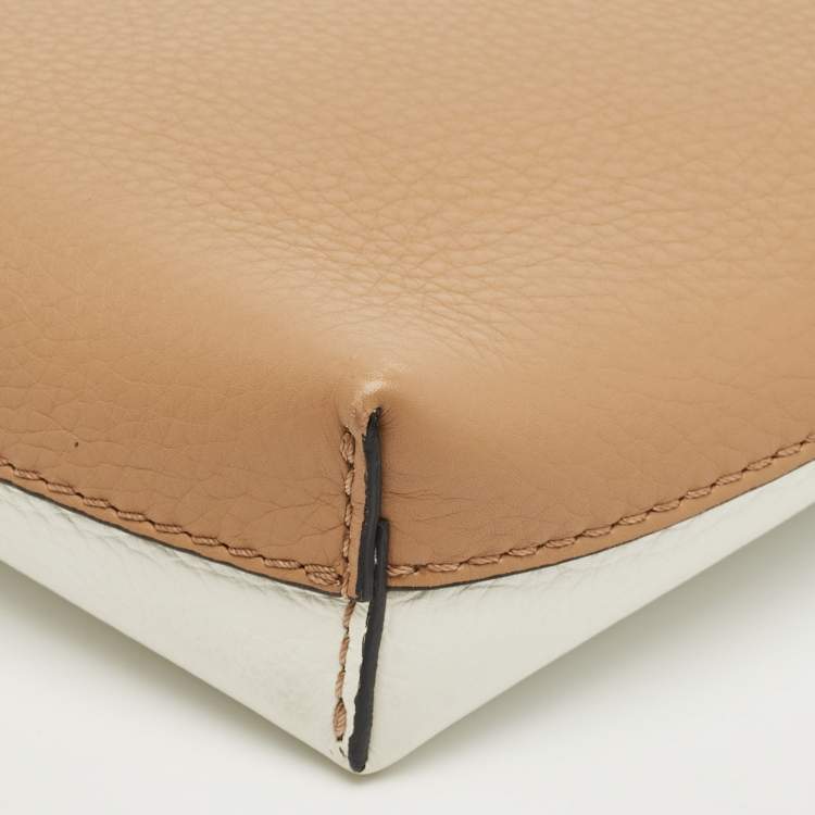 Pre Owned حقيبة كلتش بربري جلد بني/ أبيض متوسط الحجم