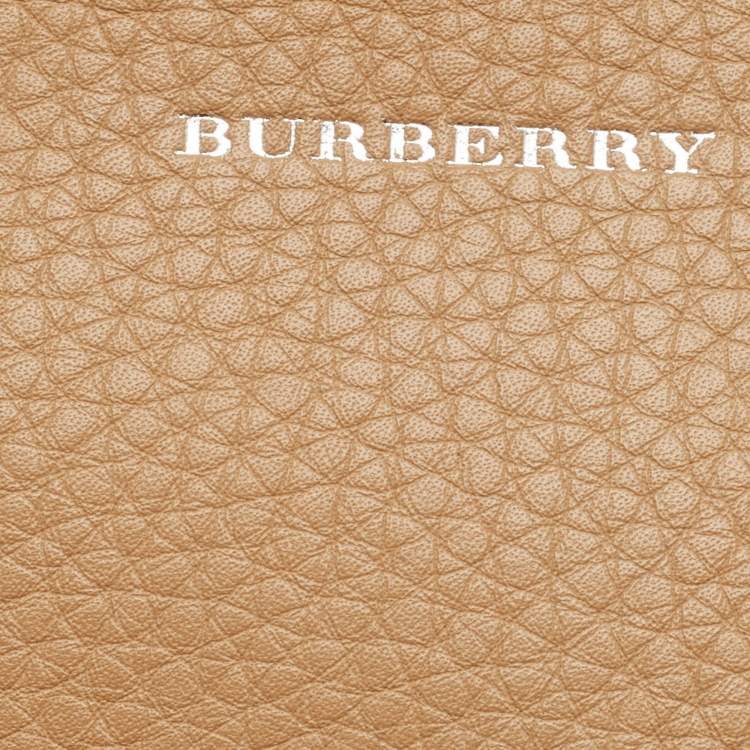 Pre Owned حقيبة كلتش بربري جلد بني/ أبيض متوسط الحجم