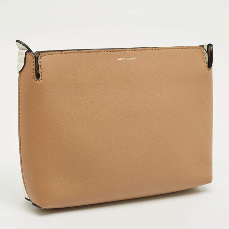 Pre Owned حقيبة كلتش بربري جلد بني/ أبيض متوسط الحجم