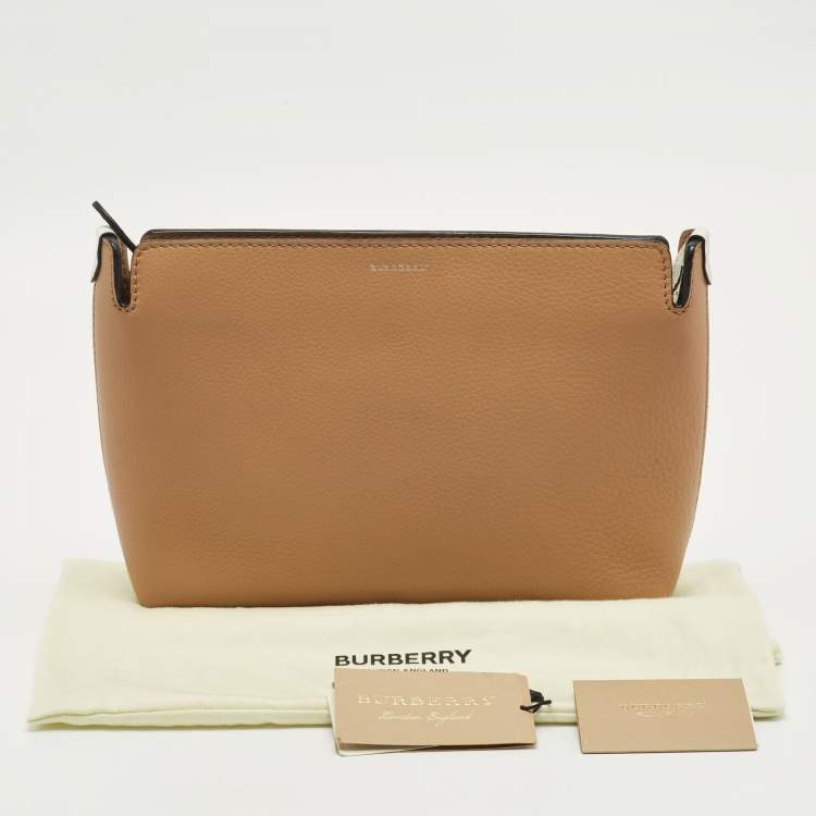 Pre Owned حقيبة كلتش بربري جلد بني/ أبيض متوسط الحجم