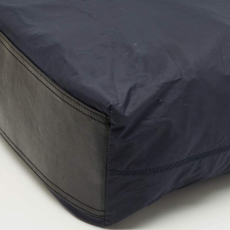 Pre Owned Burberry Buckleigh Navy Blue/Black Leather and Nylon Tote