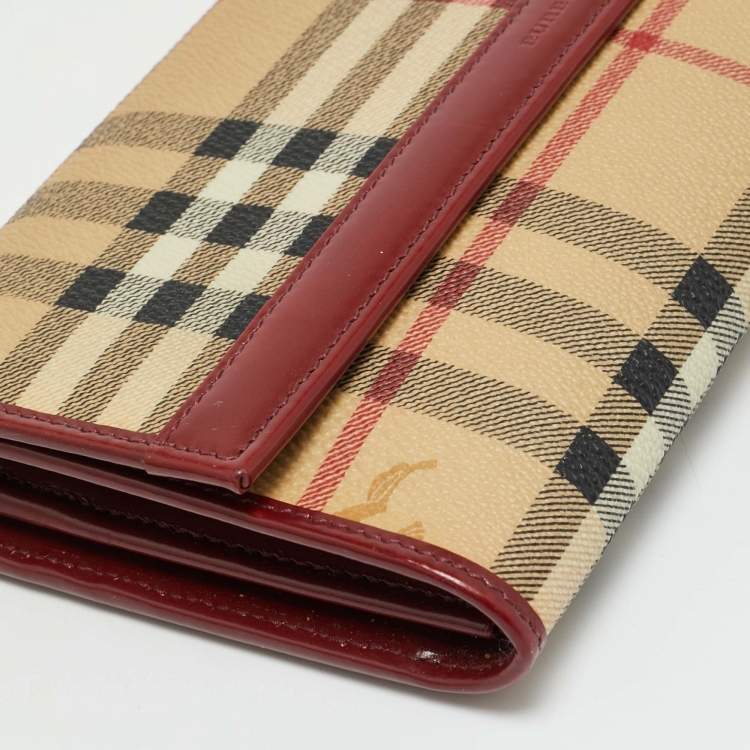 مملوكة مسبقًا Burberry Red/Beige Haymarket Coated Canvas and Leather Clutch Bag