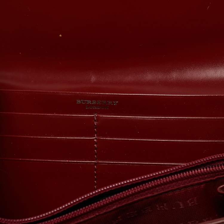 مملوكة مسبقًا Burberry Red/Beige Haymarket Coated Canvas and Leather Clutch Bag