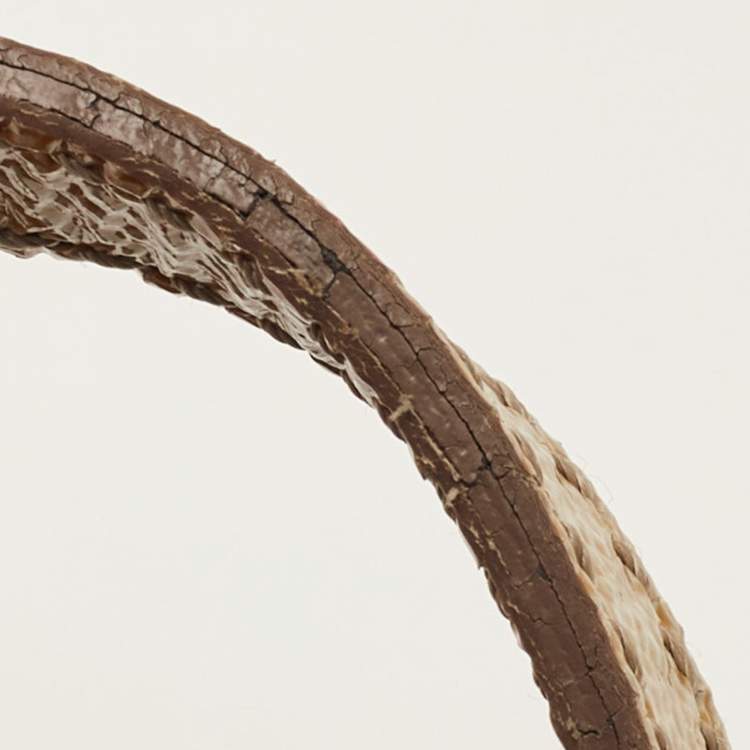 مملوكة مسبقًا Burberry Beige Patent Leather Lock Top Zip Satchel