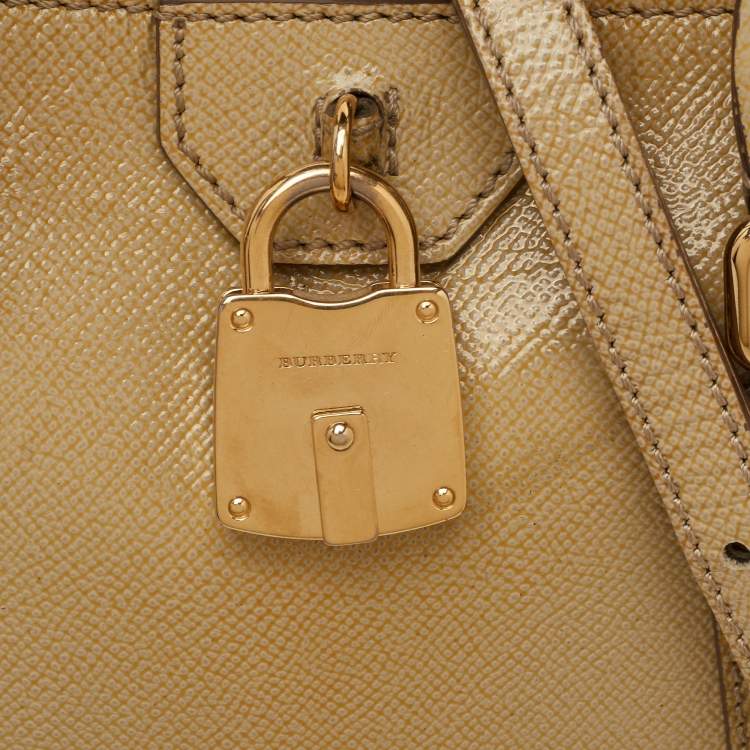 مملوكة مسبقًا Burberry Beige Patent Leather Lock Top Zip Satchel