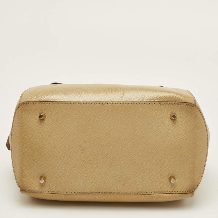 مملوكة مسبقًا Burberry Beige Patent Leather Lock Top Zip Satchel