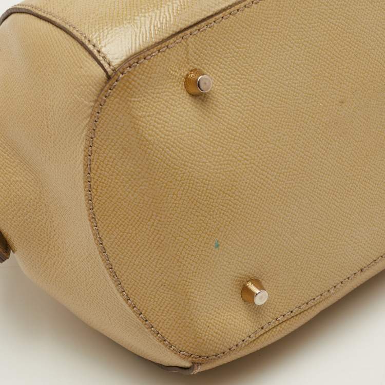 مملوكة مسبقًا Burberry Beige Patent Leather Lock Top Zip Satchel