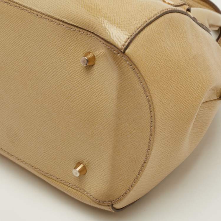مملوكة مسبقًا Burberry Beige Patent Leather Lock Top Zip Satchel