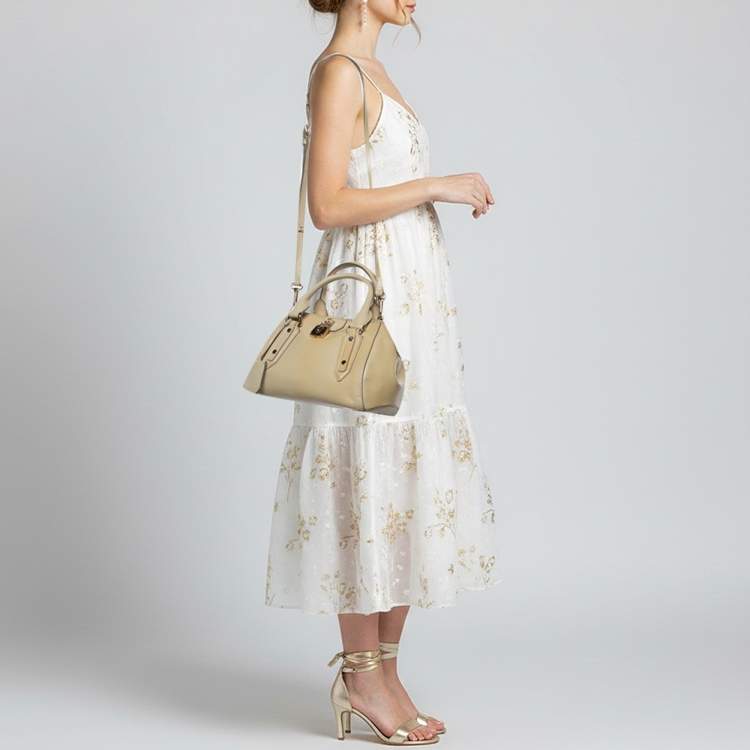 مملوكة مسبقًا Burberry Beige Patent Leather Lock Top Zip Satchel