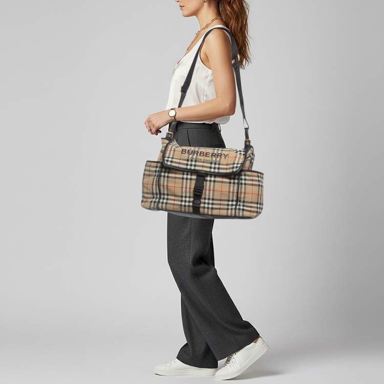 مملوكة مسبقًا Burberry Black/Beige House Check Nylon Changing Bag