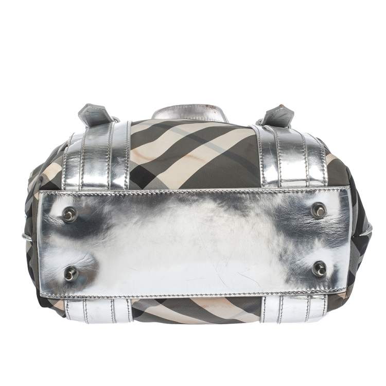 مملوكة مسبقًا Burberry Silver/Beat Check Nylon and Patent Leather Victoria Tote