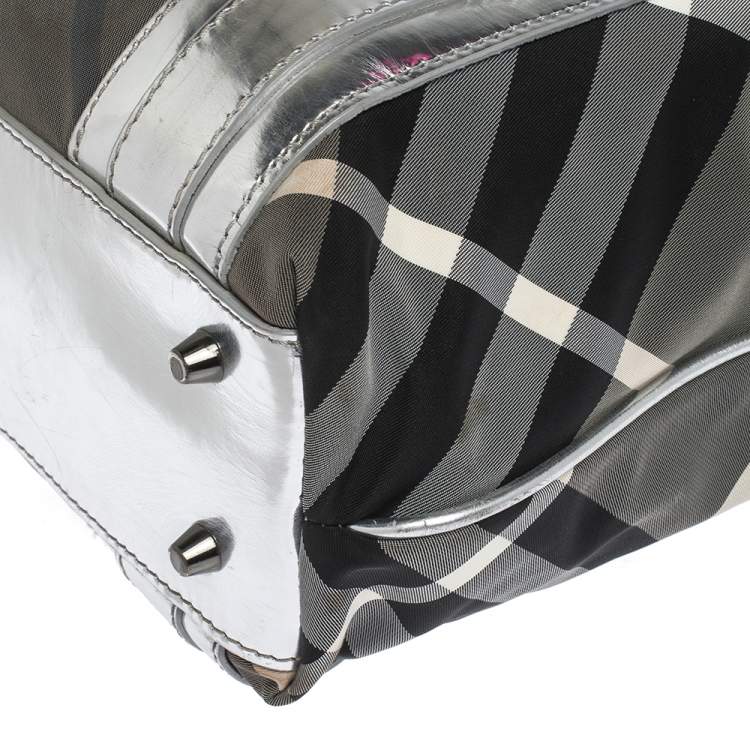 مملوكة مسبقًا Burberry Silver/Beat Check Nylon and Patent Leather Victoria Tote