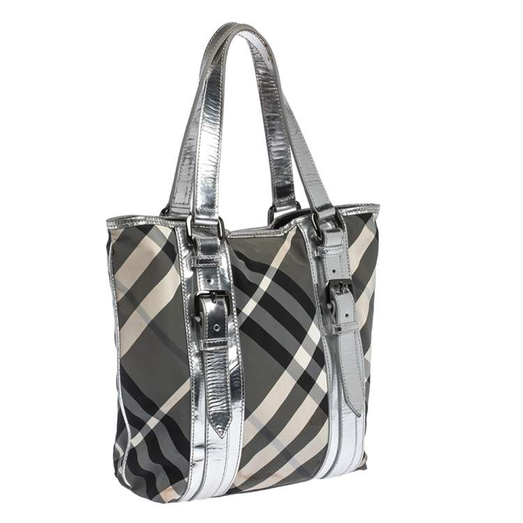 مملوكة مسبقًا Burberry Silver/Beat Check Nylon and Patent Leather Victoria Tote