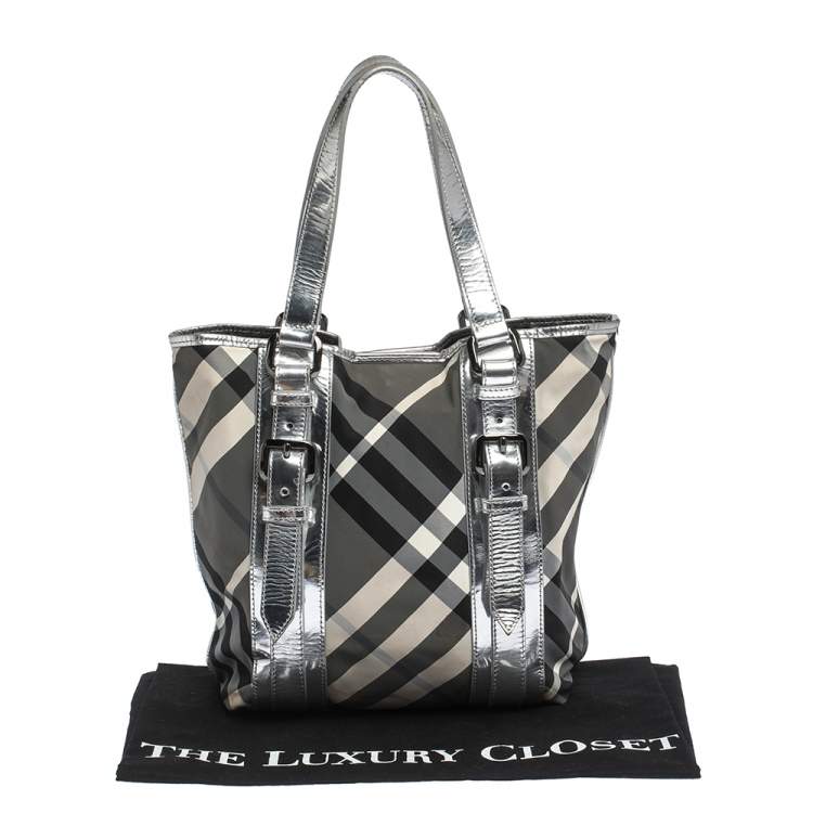 مملوكة مسبقًا Burberry Silver/Beat Check Nylon and Patent Leather Victoria Tote