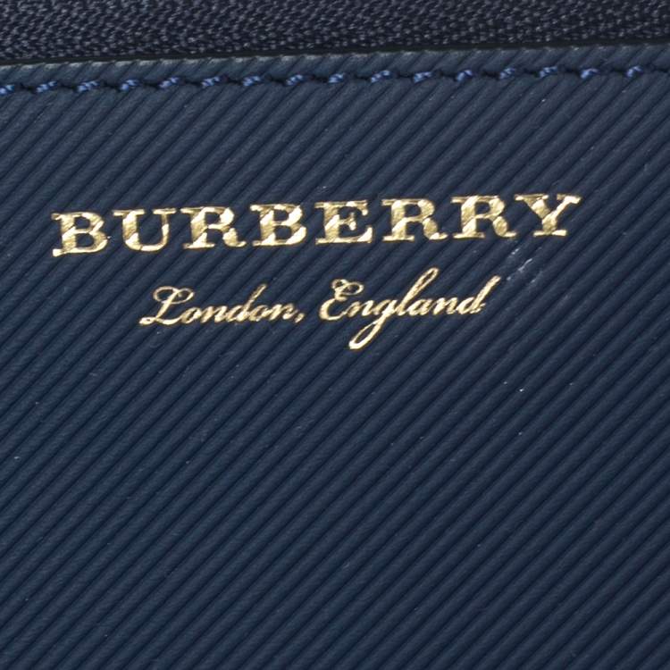 مملوكة مسبقًا Burberry Navy Blue Leather Zip Around Wristlet Clutch