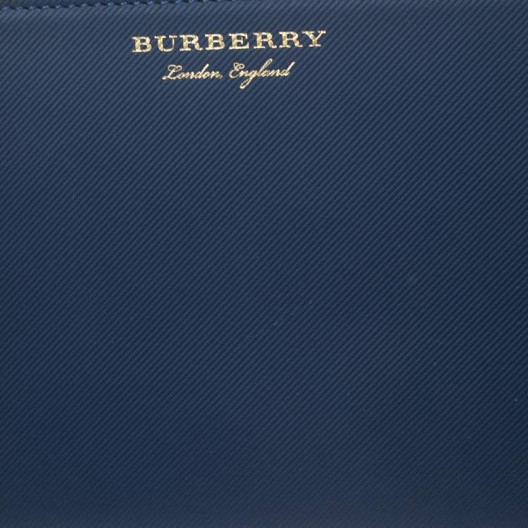 مملوكة مسبقًا Burberry Navy Blue Leather Zip Around Wristlet Clutch