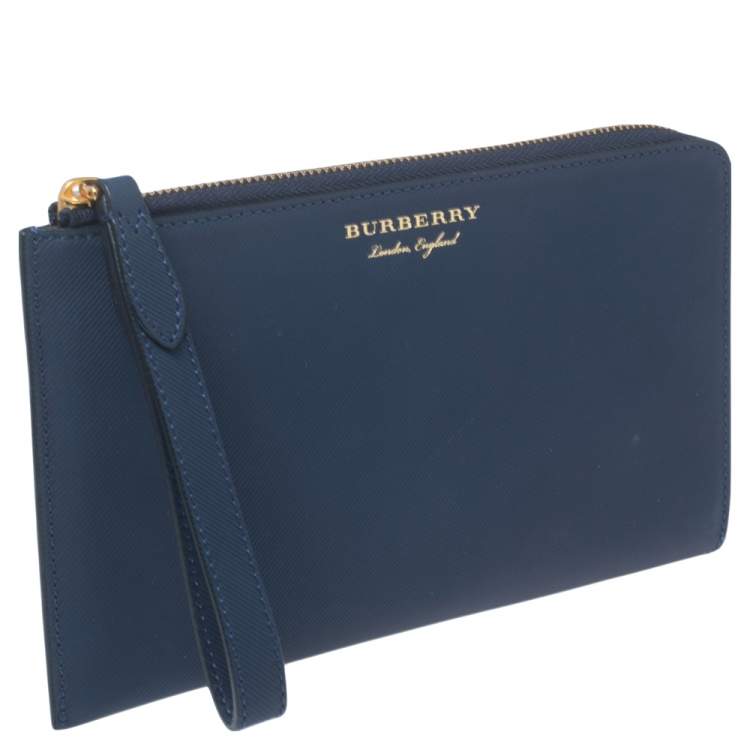 مملوكة مسبقًا Burberry Navy Blue Leather Zip Around Wristlet Clutch