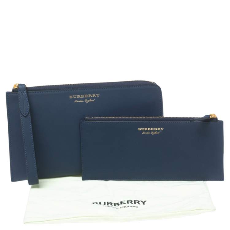 مملوكة مسبقًا Burberry Navy Blue Leather Zip Around Wristlet Clutch