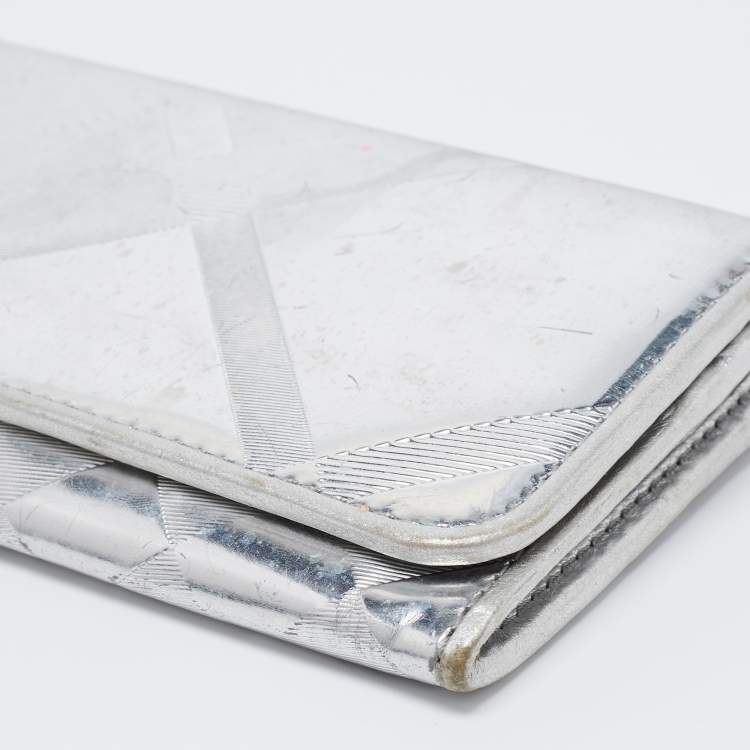 Pre Owned Burberry Silver Patent And Leather Long Bifold  Wallet