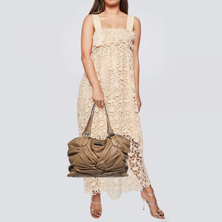 مملوكة مسبقًا Burberry Tan Pleated Leather Tote