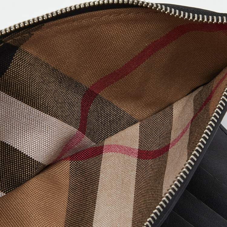 Pre Owned Burberry Black Leather Zip Bifold Wallet