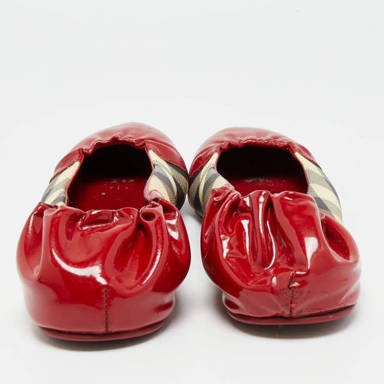 Pre Owned Burberry Red/Beige Patent Leather and Nova Check Canvas Scrunch Ballet Flats Size 38