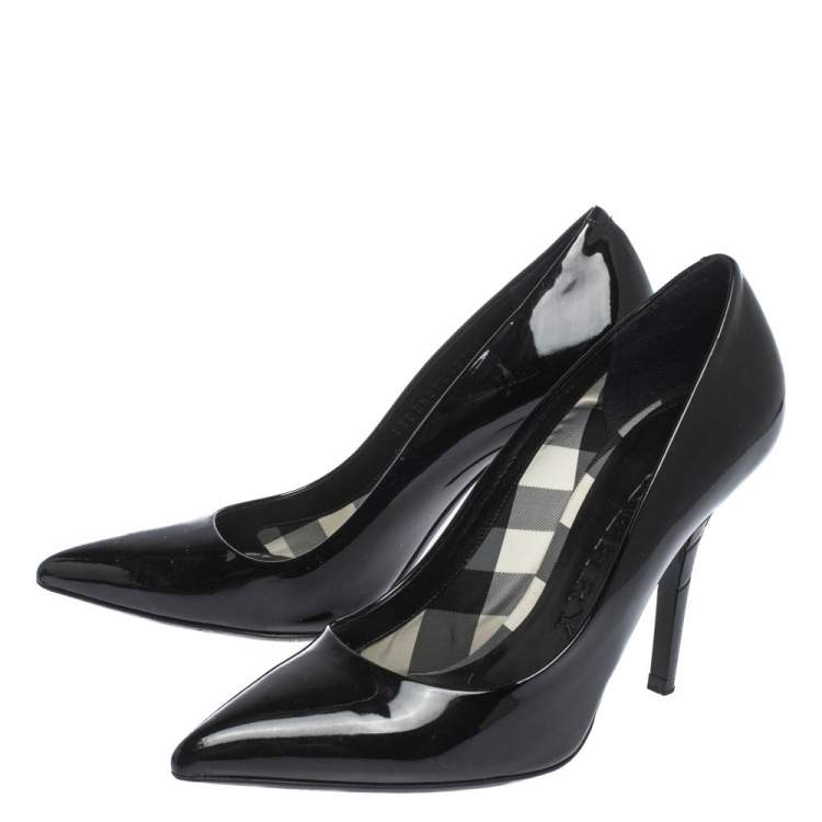 مملوكة مسبقًا Burberry Black Patent Leather Pointed Toe Pumps Size 39