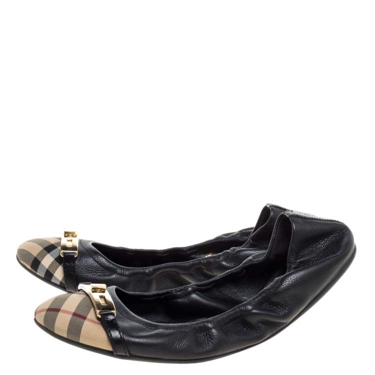 Pre Owned Burberry Beige Coated Canvas And Black Leather Scrunch Ballet Flats Size 39