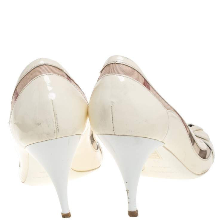 مملوكة مسبقًا Burberry Cream Cream/Beige Patent Leather and Nova Check Canvas Buckle Pumps Size 38
