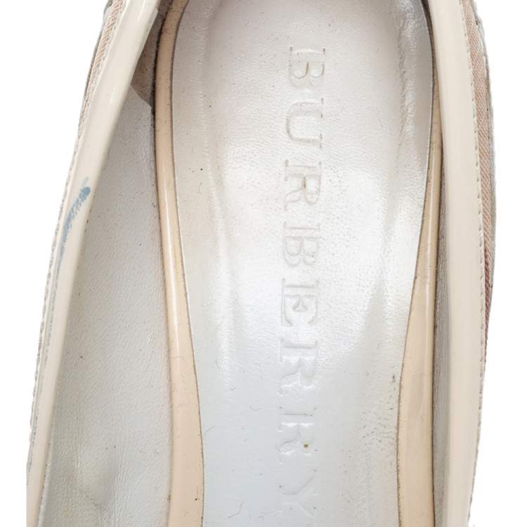 مملوكة مسبقًا Burberry Cream Cream/Beige Patent Leather and Nova Check Canvas Buckle Pumps Size 38