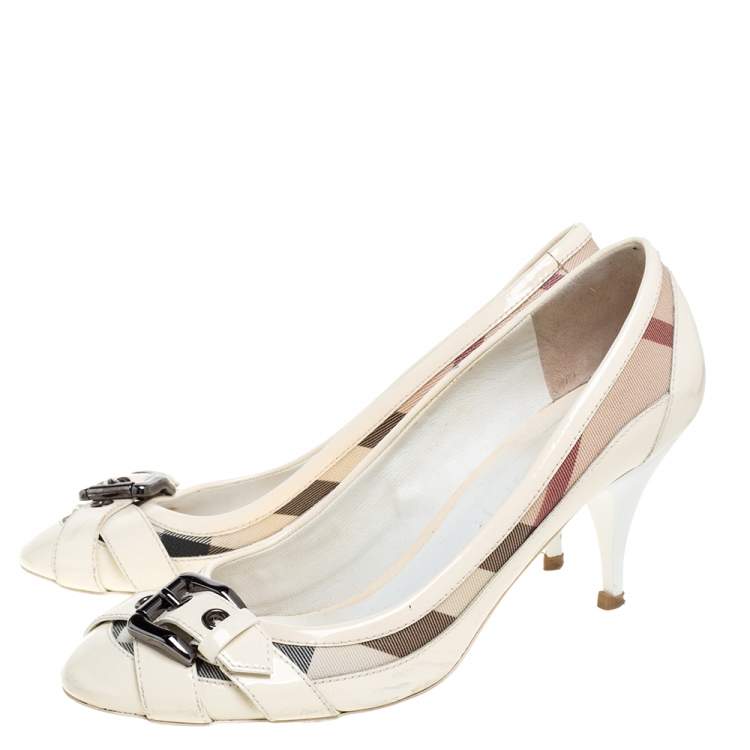 مملوكة مسبقًا Burberry Cream Cream/Beige Patent Leather and Nova Check Canvas Buckle Pumps Size 38